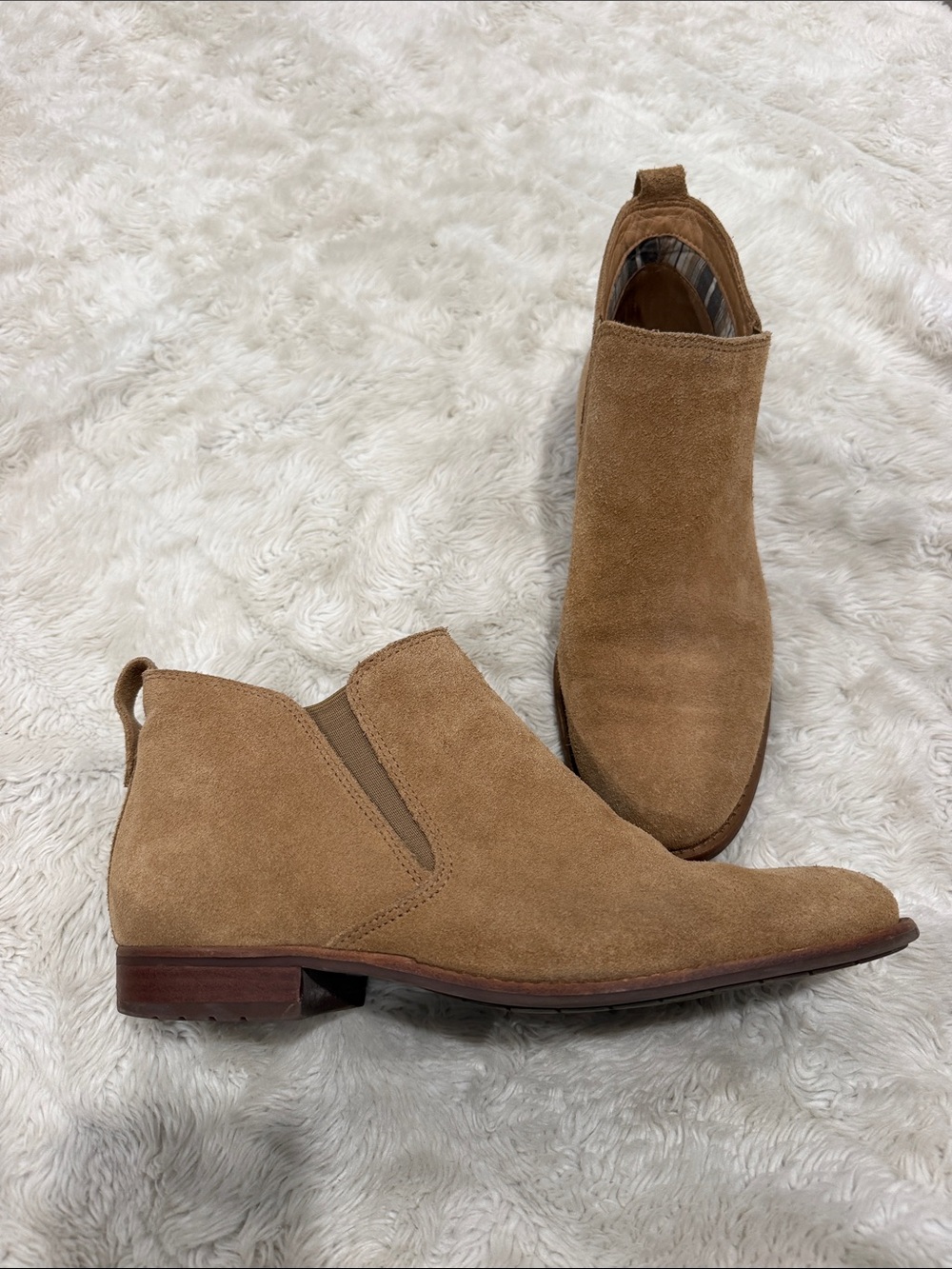 L.L. Bean Women's Suede Chelsea Ankle Boots - Light tan Size 10